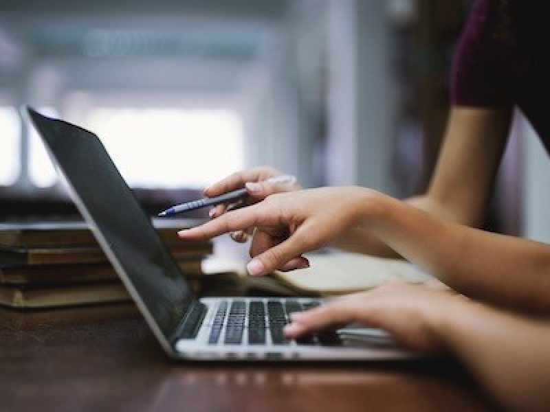 hands pointing to laptop